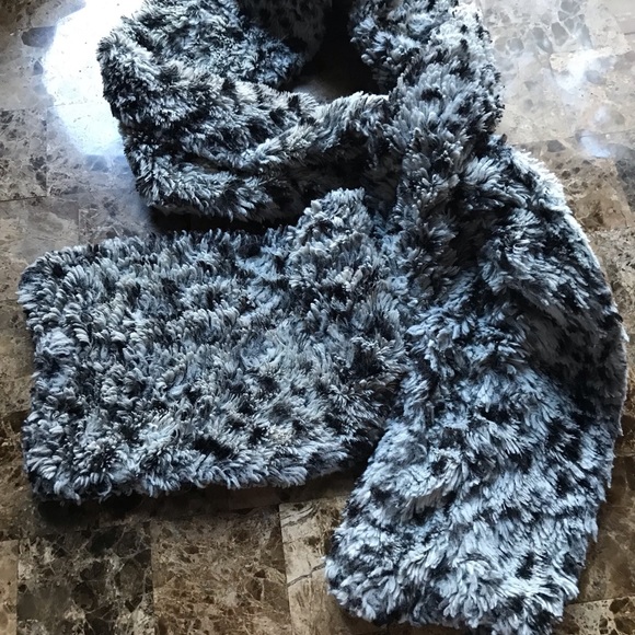 Adrienne Landau Faux Fur Cap and Scarf Gray and Black tones. - Picture 2 of 3
